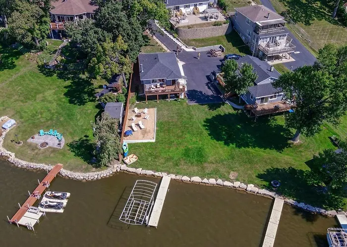 Holiday home 3bed 2bath Luxury House On Myers Bay Private Pier Firepit And Deck Fox Lake